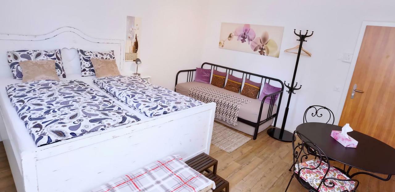 Bed and Breakfast Cave Du Treyblanc Luins Экстерьер фото