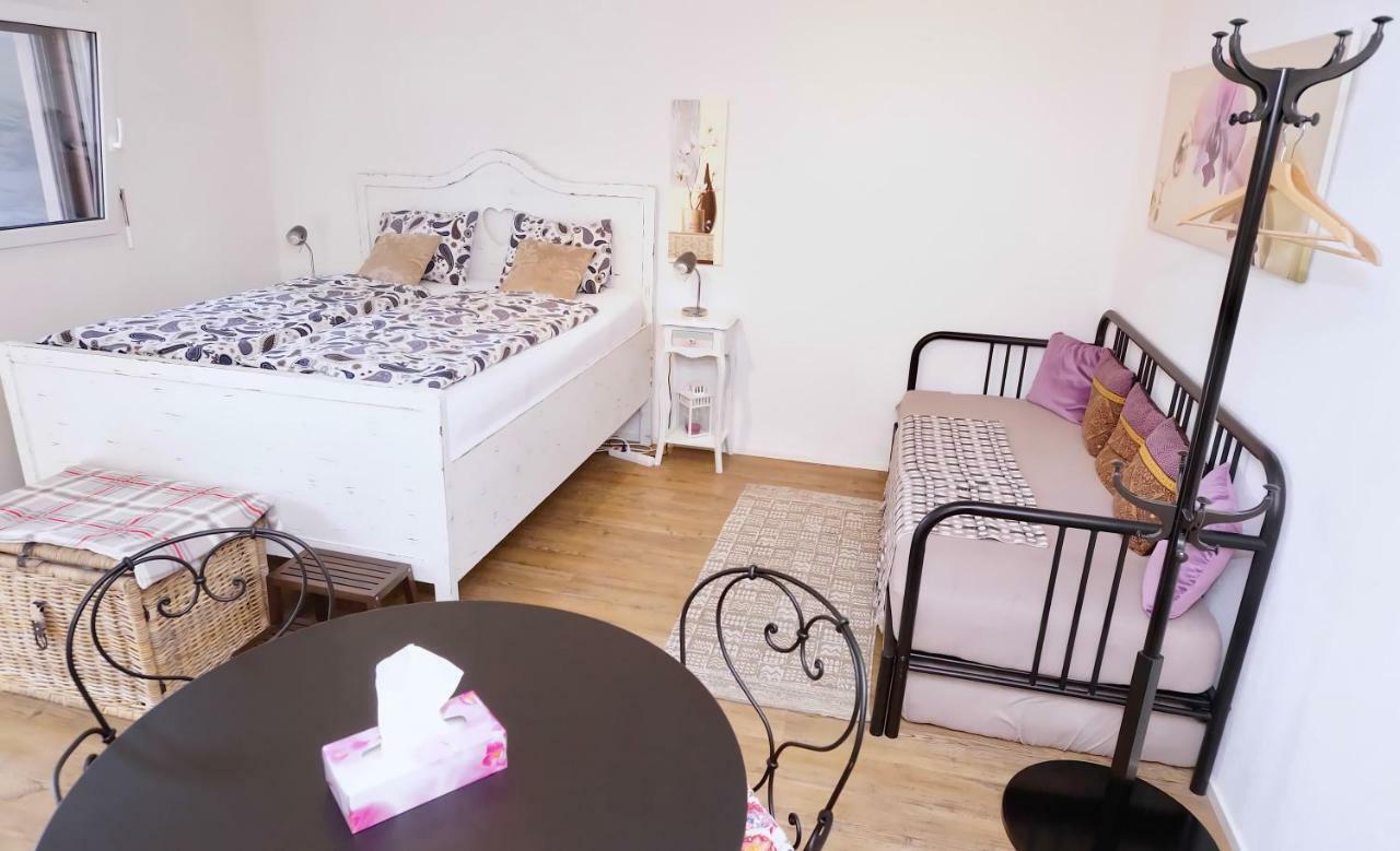 Bed and Breakfast Cave Du Treyblanc Luins Экстерьер фото