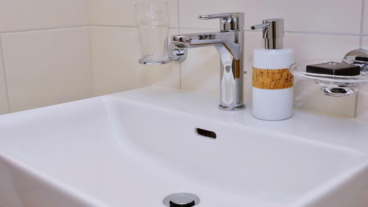 Bed and Breakfast Cave Du Treyblanc Luins Экстерьер фото
